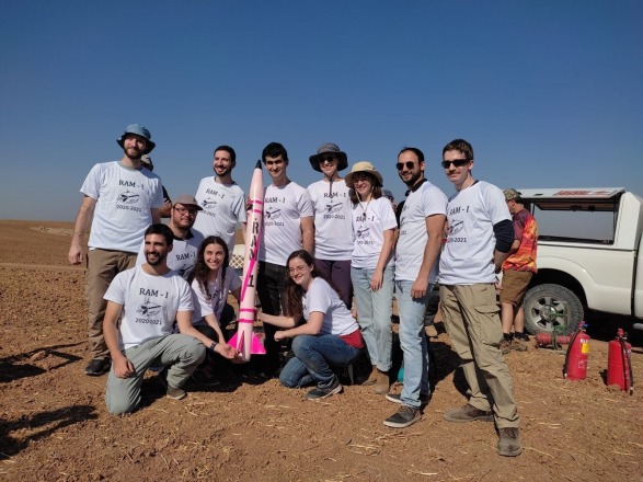 שאפו להם: סטודנטים וסטודנטיות מהאוניברסיטה שיגרו בהצלחה רקטה ניסויית בדרום הארץ